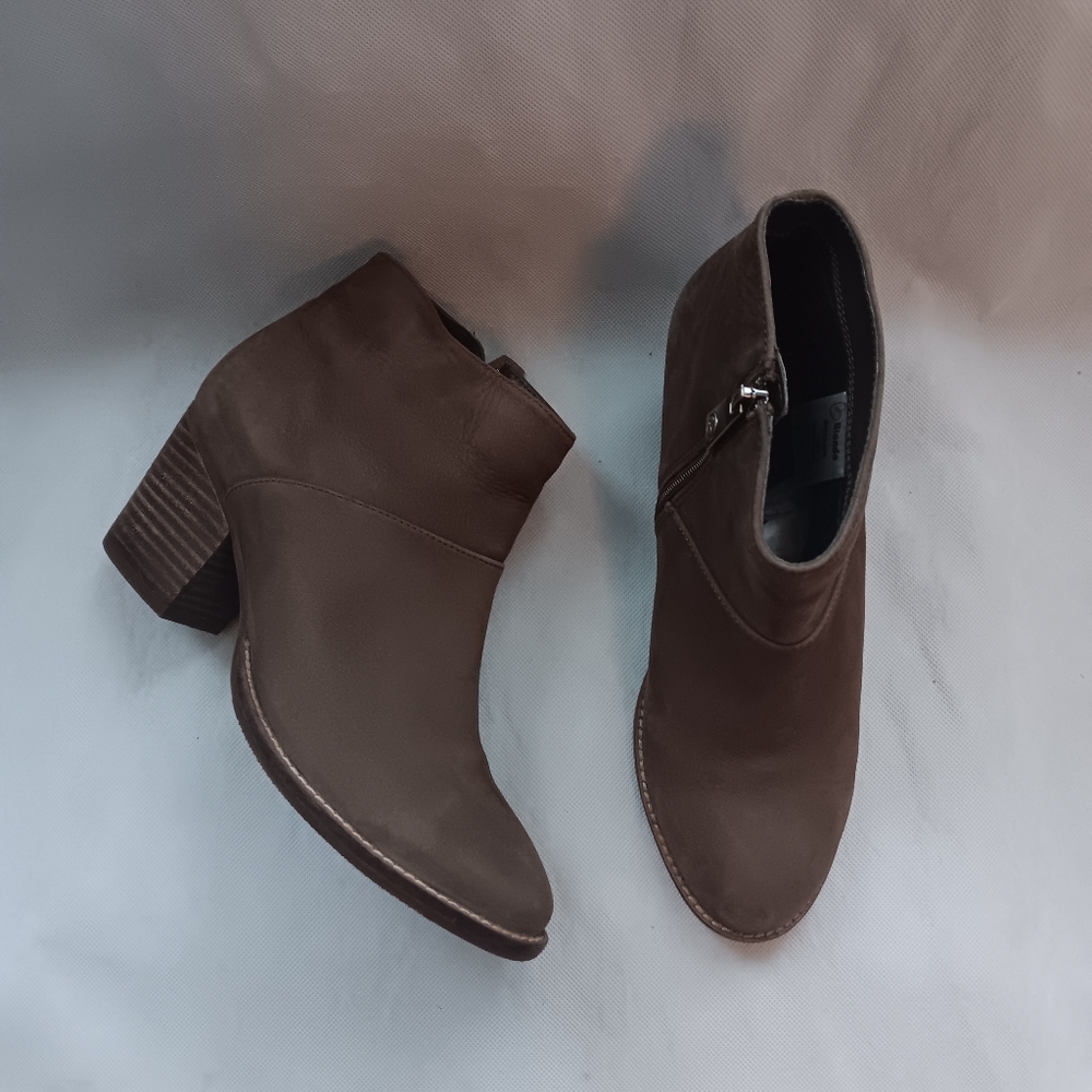 Blondo Womens 7.5M Booties Nelli Taupe Block Heel Waterproof Ankle Boot Leather